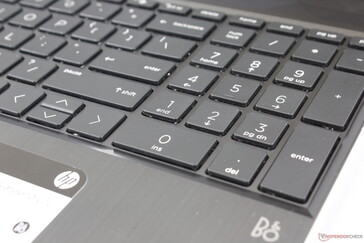 Die Bedienung der kleinen Pfeiltasten ist aufgrund der Größe unangenehm