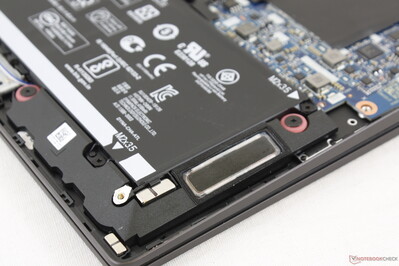 Stereolautsprecher in den vorderen Ecken. Während der Musikwiedergabe vibrieren die Handballenauflagen nur leicht