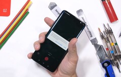 Die Pop-Up-Selfie-Cam des OnePlus 7 Pro zieht sich bei einem Falltest automatisch zurück.
