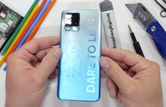 Das Realme 8 Pro besitzt zwar eine Quad-Kamera, die hälfte der Sensoren sind aber praktisch nutzlos. (Bild: JerryRigEverything, YouTube)