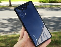 Das Xiaomi Poco F5 ist im Smartphone-Deal jetzt für knapp 300 Euro erhältlich (Bild: Marcus Herbrich)
