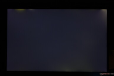 Moderates, ungleichmäßiges Backlight Bleeding entlang der oberen Kante, was für ein solch teures Modell enttäuschend ist