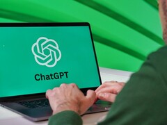 Mann tippt auf einem Laptop, auf dessen Bildschirm das ChatGPT-Logo zu sehen ist