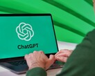 Mann tippt auf einem Laptop, auf dessen Bildschirm das ChatGPT-Logo zu sehen ist