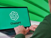 Mann tippt auf einem Laptop, auf dessen Bildschirm das ChatGPT-Logo zu sehen ist