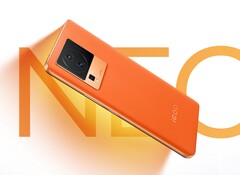 Das iQOO Neo 7 setzt auf eine abgerundete Rückseite mit Leder-Textur, die in drei auffälligen Farben verfügbar ist. (Bild: Vivo)