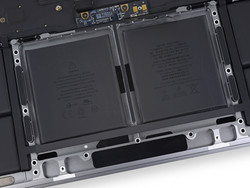 Das MacBook Pro 15 hat einen 76-Wh-Akku. (Quelle: iFixit)