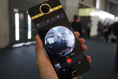 Das Protruly Darling ist das erste Smartphone mit 360 Grad-Kamera.