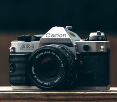 Die Canon EOS R8 Mark II soll Design-Anleihen bei der Canon AE-1 nehmen