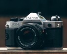 Die Canon EOS R8 Mark II soll Design-Anleihen bei der Canon AE-1 nehmen