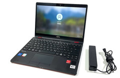 Auch das Netzteil des 13 Zoll großen Fujitsu LifeBook U9311x ist ziemlich kompakt (Bild: Andreas Osthoff)