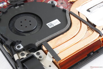 Kühler bestehend aus fünf Heatpipes und zwei ca. 45-50-mm-Lüftern