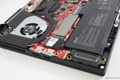 Stereolautsprecher befinden sich in der Nähe der vorderen Ecken. Die Handballenauflagen vibrieren bei Berührung, wenn die Lautstärke hoch eingestellt ist.