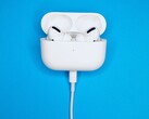 Die Apple AirPods Pro sollen schon bald einen USB-C-Port erhalten, ein Ingenieur hat das Upgrade schon jetzt durchgeführt. (Bild: John Smit)