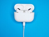 Die Apple AirPods Pro sollen schon bald einen USB-C-Port erhalten, ein Ingenieur hat das Upgrade schon jetzt durchgeführt. (Bild: John Smit)