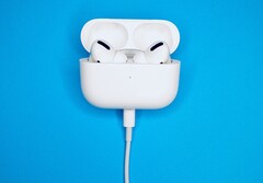 Die Apple AirPods Pro sollen schon bald einen USB-C-Port erhalten, ein Ingenieur hat das Upgrade schon jetzt durchgeführt. (Bild: John Smit)
