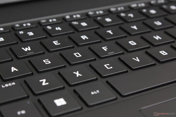 Das Tasten-Feedback ist leicht und leise für einen großen Gaming-Laptop