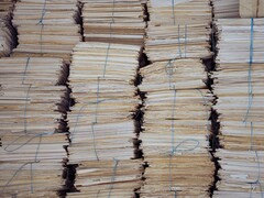 Hohe Stapel gebündelter Papierakten, mit Schnur verschnürt