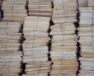 Hohe Stapel gebündelter Papierakten, mit Schnur verschnürt