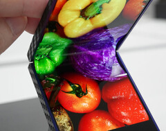 Sharp liefert bald ein neues faltbares OLED-Panel. (Bild: AV Watch)