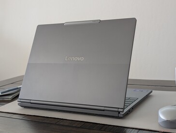 Das Modell sieht von hinten im 14-Zoll-Modus wie ein normales ThinkBook Clamshell aus