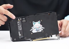 Diese Nvidia GeForce RTX 4060 Ti bietet Platz für eine M.2-SSD. (Bild: Tony Yu, Asus)