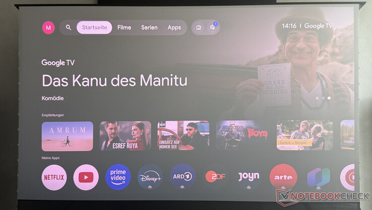 AWOL Vision nutzt Google TV mit altbekannter Benutzeroberfläche (aufgenommen bei Tageslicht)