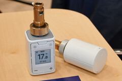 Links das Fritz-Thermostat 302 und rechts das Modell 303 mit fünf aktiven weißen LEDs.