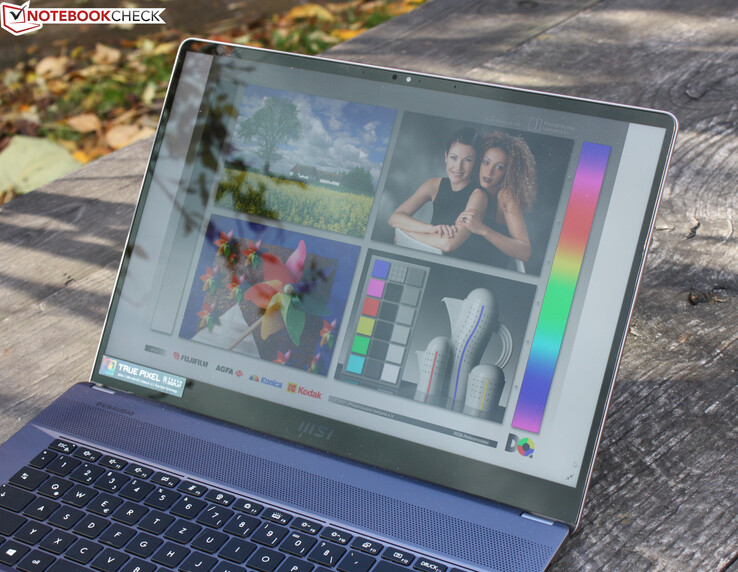 True-Pixel-IPS-Bildschirm draußen - es spiegelt deutlich, die Helligkeit hilft etwas.