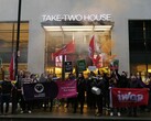 Mitglieder von IWGB und RGWU protestieren vor einem Take-Two Gebäude