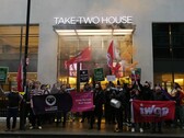 Mitglieder von IWGB und RGWU protestieren vor einem Take-Two Gebäude