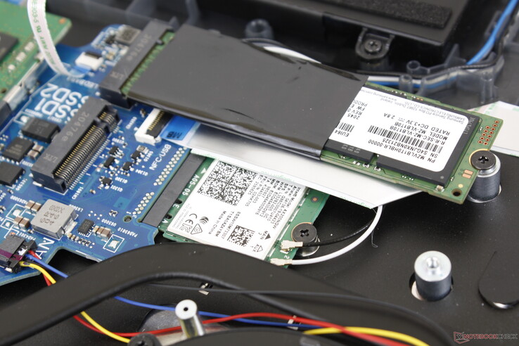 Das austauschbare M.2-WLAN-Modul befindet sich unter einer der M.2-SSDs. Im Test mit unserem WLAN-6-Router Netgear RAX200 sind keine Verbindungsprobleme aufgetreten
