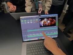 Das neue Apple MacBook Pro 14 und MacBook Pro 16 verfügen über berührungsempfindliche OLED-Displays.