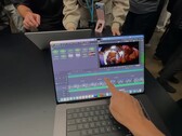 Das neue Apple MacBook Pro 14 und MacBook Pro 16 verfügen über berührungsempfindliche OLED-Displays.