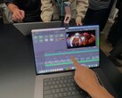 Das neue Apple MacBook Pro 14 und MacBook Pro 16 verfügen über berührungsempfindliche OLED-Displays.