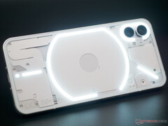 Das Nothing Phone (1) wird nur noch mit einer Bildschirmhelligkeit von maximal 700 Nits beworben. (Bild: Notebookcheck)