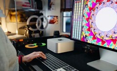 Der Mac Studio ist kompakt genug um bequem auf die meisten Schreibtische zu passen. (Bild: Apple)