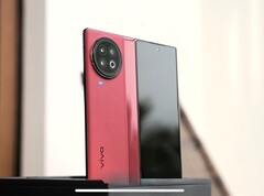 Das Vivo X Fold2 wird optional in Rot mit Rückseite mit Leder-Textur angeboten. (Bild: Vivo)