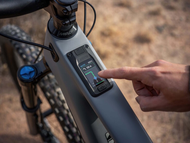 Das Display ist in das Oberrohr integriert und unterstützt die Anzeige von Navigationshinweisen