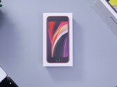 Die Verpackung künftiger iPhones dürfte deutlich kompakter werden, was beim Transport sowohl Geld als auch CO2-Emissionen spart. (Bild: Daniel Romero, Unsplash)