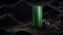 Das Smartphone gibt&#039;s in &quot;Moss Green&quot; und &quot;Rust Red&quot;, beide Farben sehen besonders hübsch aus. (Bild: Realme)