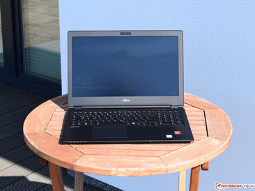Fujitsu LifeBook U758 bei Sonnenschein