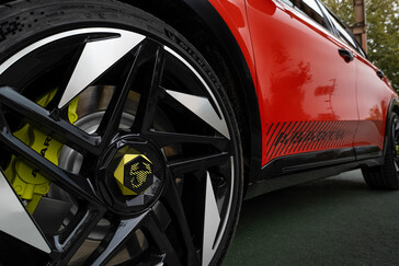 Muss auch wieder stehen: Hinter den exklusiven 20-Zoll-Leichtmetallfelgen packt beim Competizione eine verstärkte Sportbremsanlage mit Monoblock-Sätteln zu (Bild: Abarth).