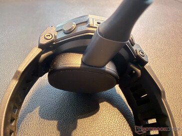 Der kompakte Ladeadapter liegt bei, das Kabel nicht