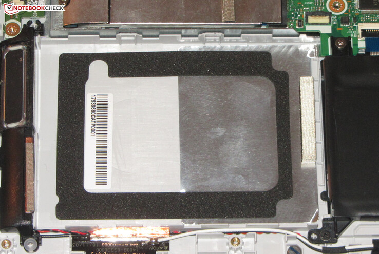 Es ist ein Fach für ein 2,5-Zoll-Speichermedium vorhanden. Unserer Ausstattungsvariante fehlt aber der nötige SATA-Steckplatz.