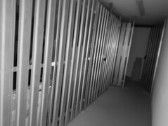 Nachtsichtaufnahme Kellergang: Auch an der 10 Meter entfernten Wand sind noch Details zu erkennen.