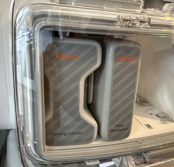 Die zwei Reinigungsmittelbehälter hinter Plexiglas