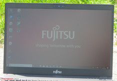 Das Lifebook im Freien (fotografiert bei strahlendem Sonnenschein; die Sonne befindet sich hinter dem Gerät)