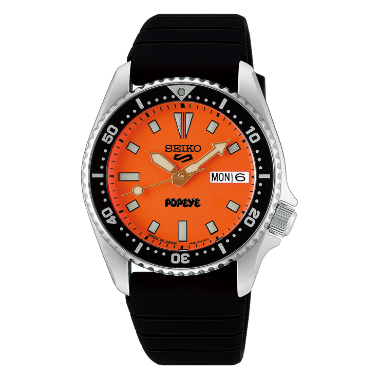 Vorderansicht der Seiko 5 Sports x Popeye HDB013 mit orangefarbenem Zifferblatt und schwarzer Drehlünette
