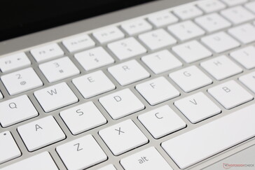 Die RGB-Beleuchtung pro Taste kann sehr hell sein. Wir hätten jedoch festere und tiefere Tasten bevorzugt